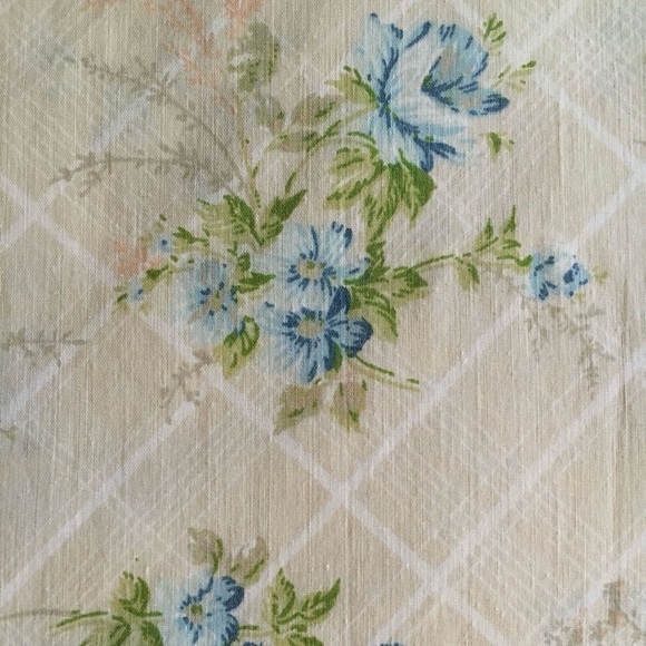 VTG Full Flat Bed Sheet - Beige with Blue Flowers -  Thomaston - Picture 2 of 3